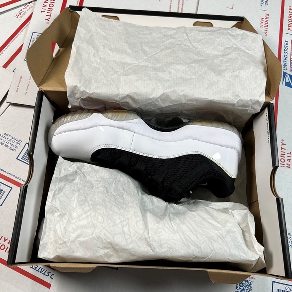 Air Jordan 11 Low - TUXEDO - Men\'s Size 8 - Retro MINT CONDITION! main image 10